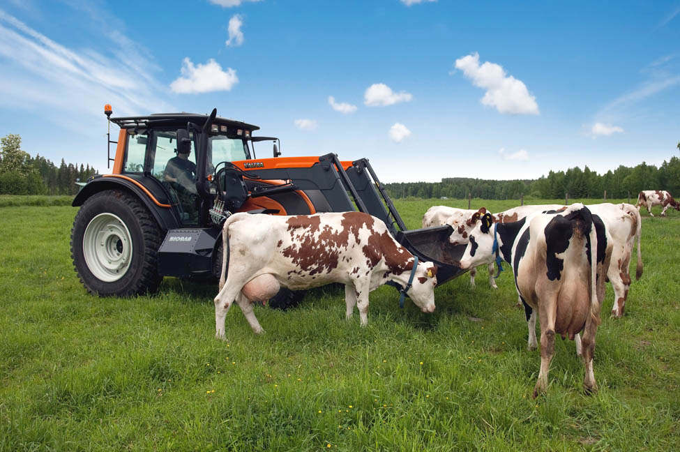 This Valtra tractor can operate for 3–4 hours on biogas between fill-ups