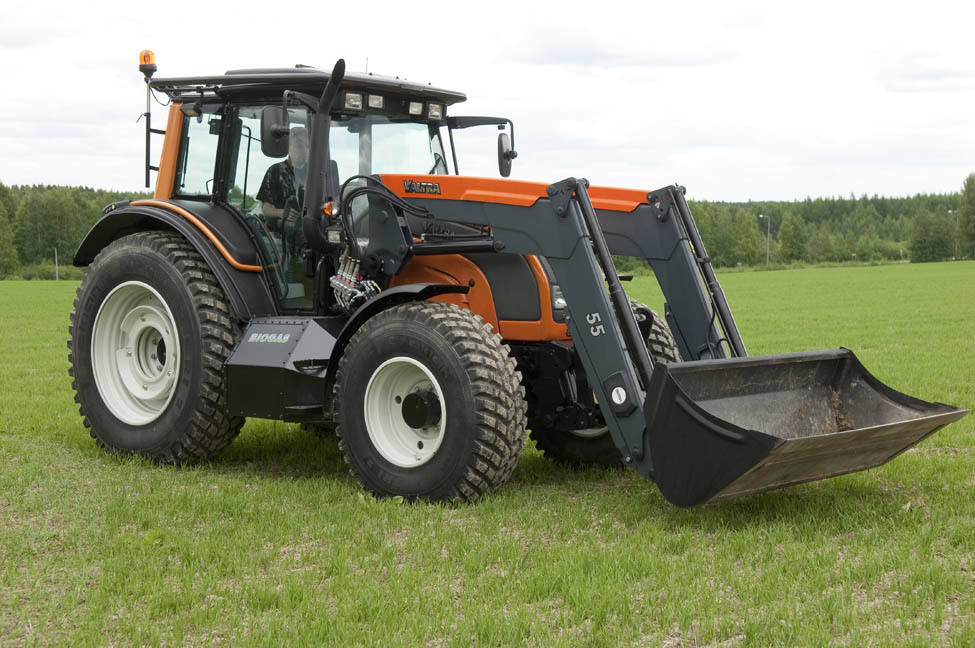 Dual-fuel tractor running on either diesel fuel or biogas
