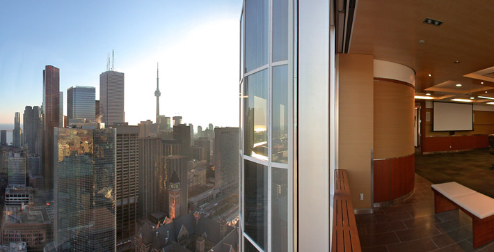 Photo des fenêtres de la Salle de technologie collaborative offrant une vue sur le district financier de Toronto