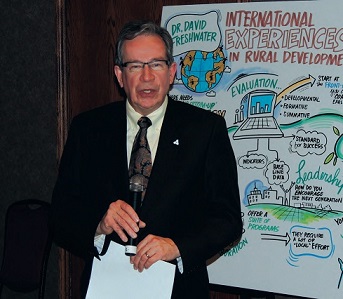 Le ministre Leal prenant la parole au Sommet rural de 2014.